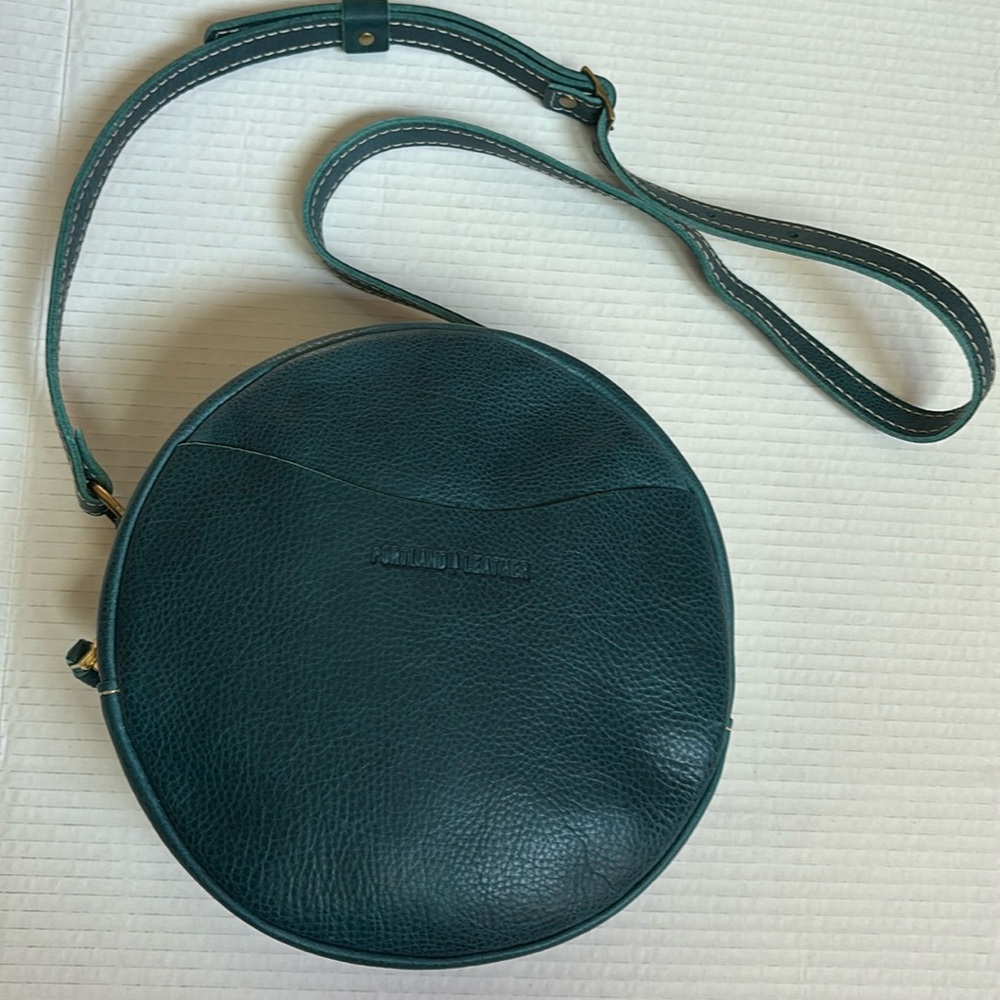 Lagoon color Portland Leather large circle